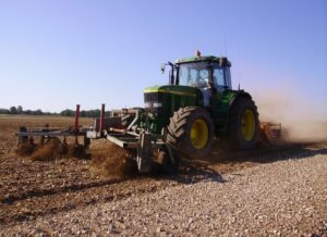 L'Aligneuse Balanche en action dans un champ.