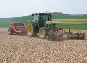 L'Aligneuse Balanche en action dans un champ.